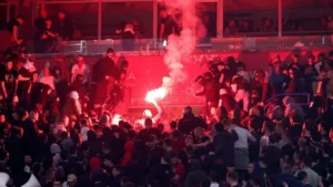 Sokk a lelátón: síró gyerekek menekültek a káoszból a belgrádi derbin – videó