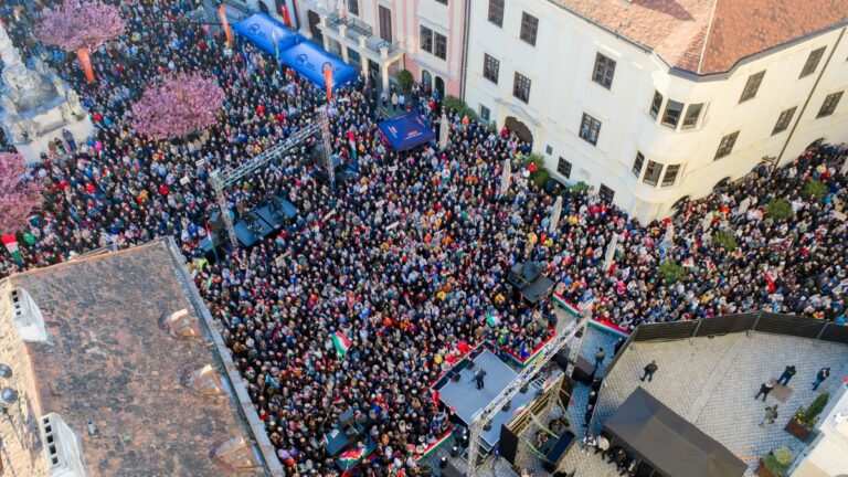 Orbán Viktor: Magyarországnak olyan kormányra van szüksége, ami megvédi a családokat, a megfizethető üzemanyagot és az olcsó rezsit!  + videó