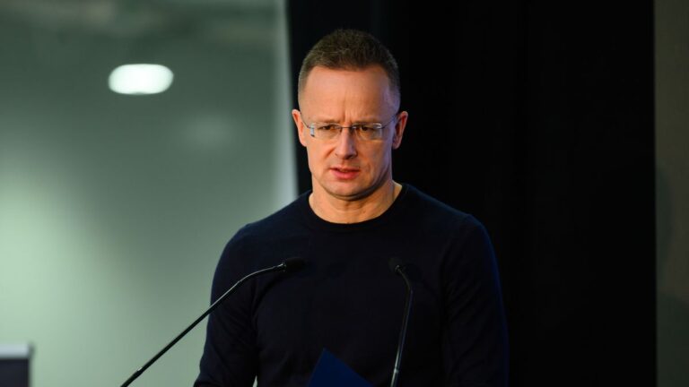 Szijjártó Péter: Nem szabad egy nullkilométeres kalandorral kockáztatni