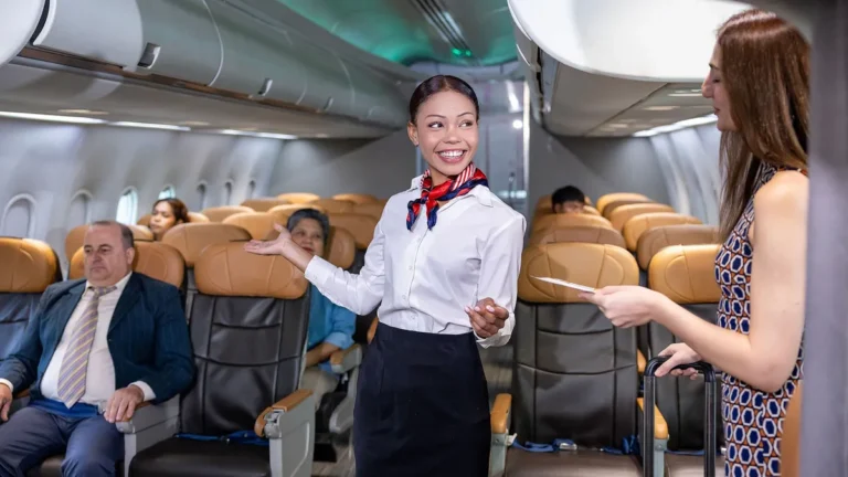 Tényleg megfigyelnek, átvilágítanak minket beszálláskor a légiutas-kísérők? – Amit eddig csak sejtettünk, most világossá válik