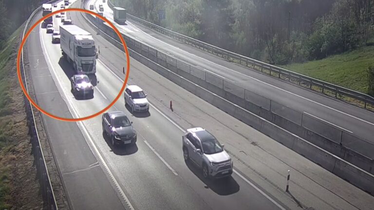 Ráhúzta a kormányt a kamionos egy autósra, majd elszabadult a pokol az M3-ason + videó