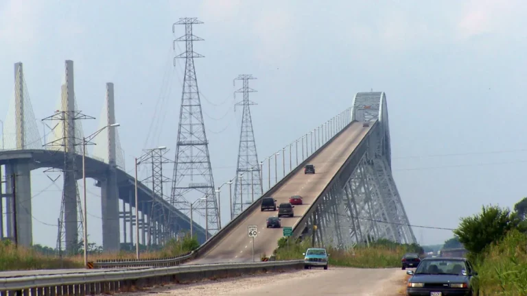 Gyomorszorító élmény: újra megnyitották a világ egyik legfélelmetesebb hídját