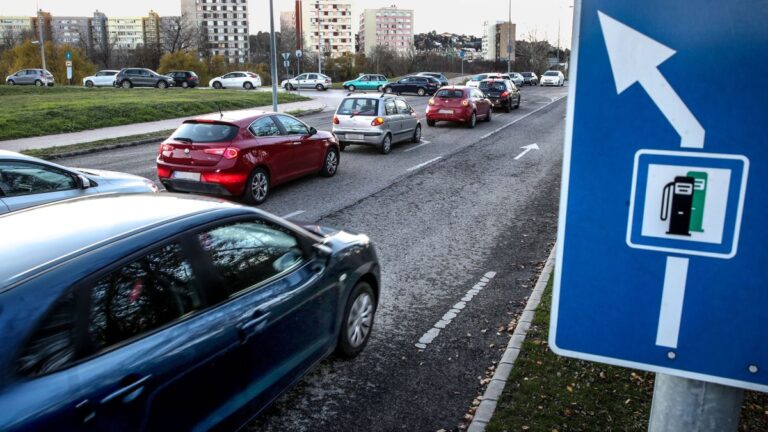 Brüsszel és a velük összejátszó Tisza Párt eltörölné a védett üzemanyagárakat