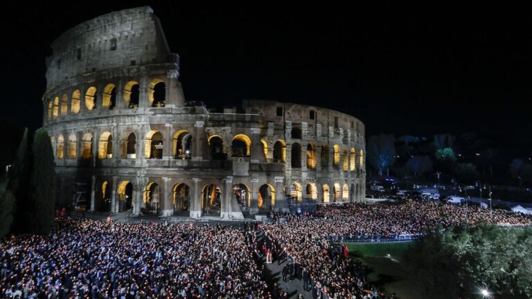 Keresztút Rómában: több mint harmincezren vettek részt a XIV. Leó pápa vezette szertartáson a Colosseumnál + videó