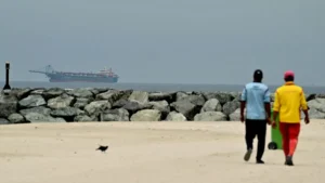 Újabb szenzációs olajhír: teljesen szabaddá vált a Hormuzi-szoros – szakad az olaj ára, négyéves csúcson a forint, durranak a pezsgők