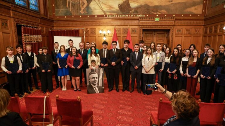 A Kárpát-medence minden tájáról érkeztek ma fiatalok az Országházba, kihirdették a Potápi Tehetségprogram nyerteseit