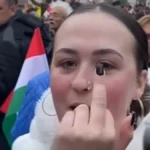 Így gyalázzák az idős embereket a felhergelt, ittas tiszások – videó 