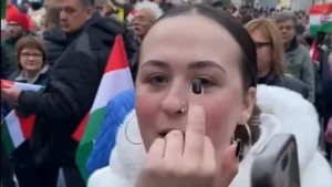 Így gyalázzák az idős embereket a felhergelt, ittas tiszások – videó 