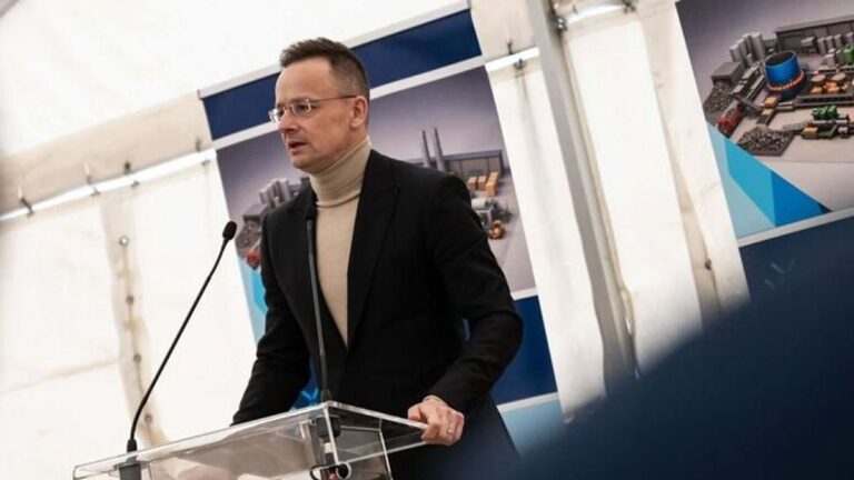 Szijjártó Péter: Legalább három külföldi titkosszolgálat avatkozik be a választásba