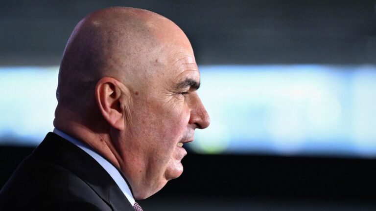 Nem hajlandó lemondani tisztségéről a szociáldemokraták támogatása nélkül maradt román kormányfő