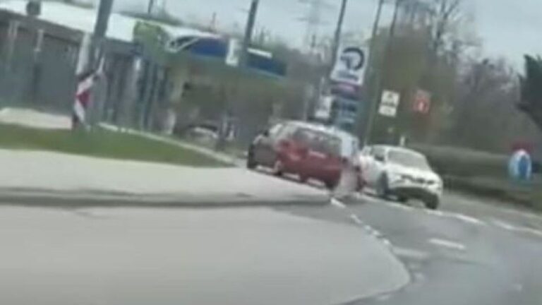 Öreg Daewoo-val menekült a rendőrök elől Dunaújvárosban, még a járdára is felhajtott + videó