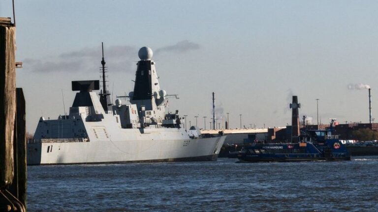 Irán nem nyitja meg a Hormuzi-szorost, amíg az amerikaiak blokkolják kikötőit