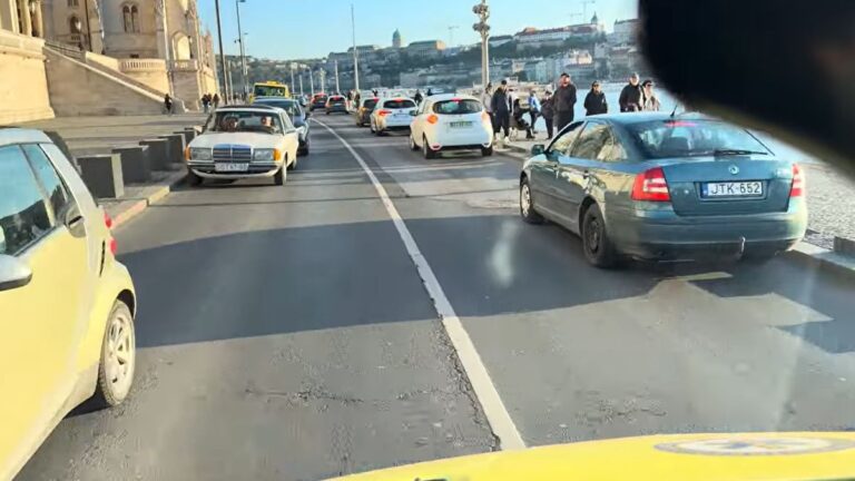 Így nyílik meg a sűrű budapesti forgalom egy szirénázó mentőautó előtt + videó