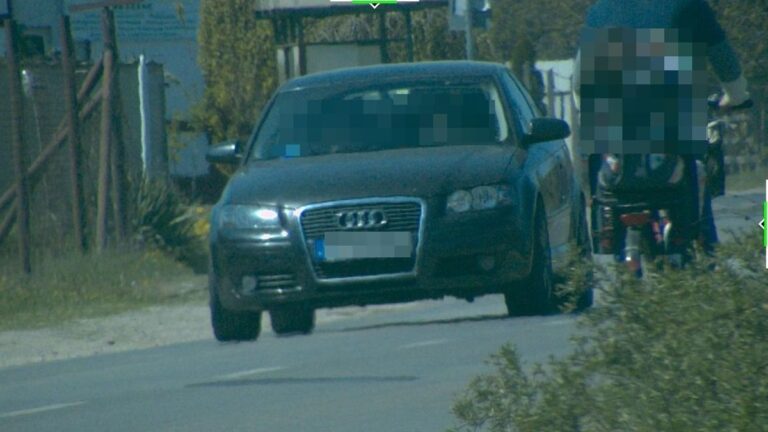 Nem hiszi el, mennyivel száguldott egy Audi a gyereket szállító biciklis felé + fotó