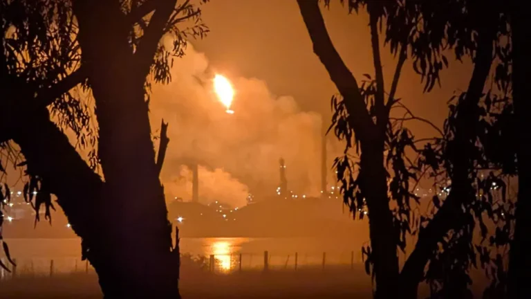 Még ez is: borzalmas tűz pusztított a kontinensnyi ország finomítójában, ebből baj lehet