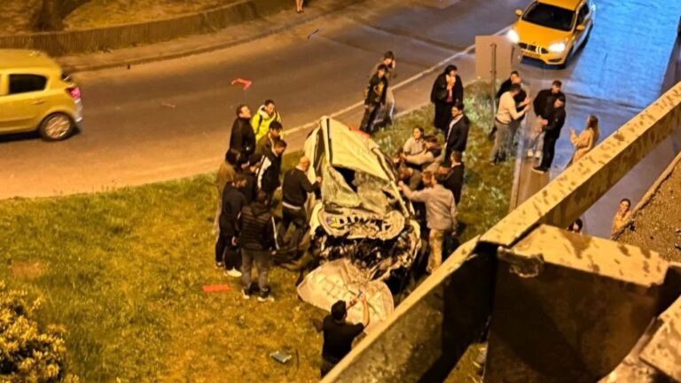 Videót közöltek a brutális balesetről, amelyben lezuhant egy autó a felüljáróról Budapesten