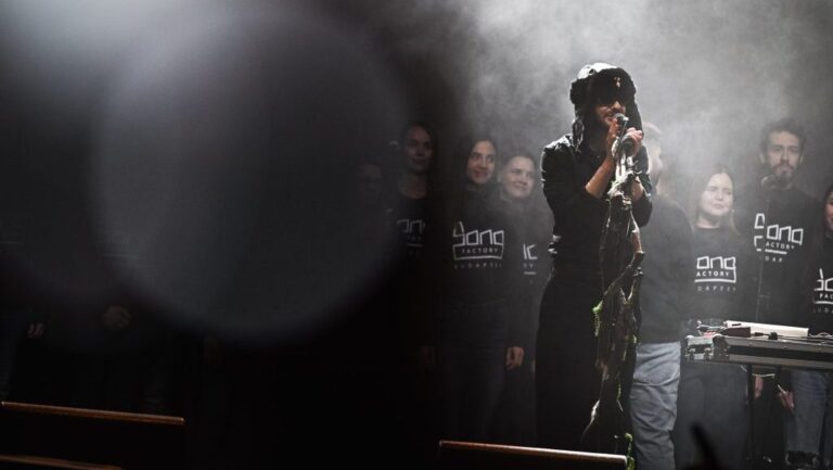 Itt a finálé, Azahriah a színpadon