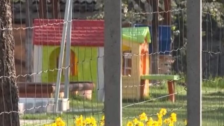 Bezárta a játékraktárba és vízzel locsolta a gyerekeket egy bölcsődei nevelő