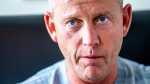 „Az én személyes búcsúm Orbán Viktortól” – írta Schóbert Norbi a videóhoz, melyben megöleli a leköszönő miniszterelnököt