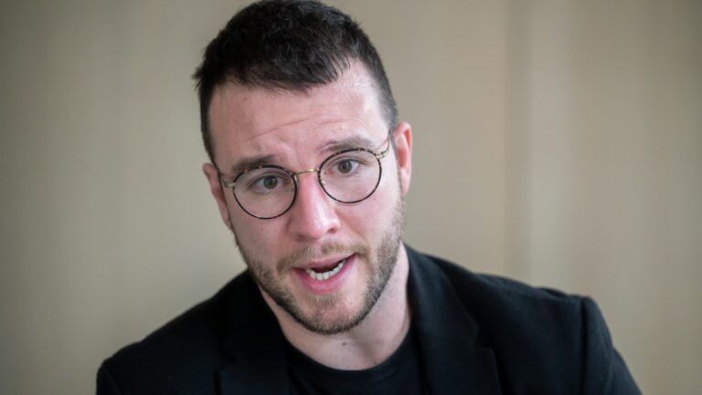 „Ezek ellopott adófizetői forintok” – Molnár Áron állítja: Hankó Balázs egyedül döntött kulturális támogatásokról a választás előtt