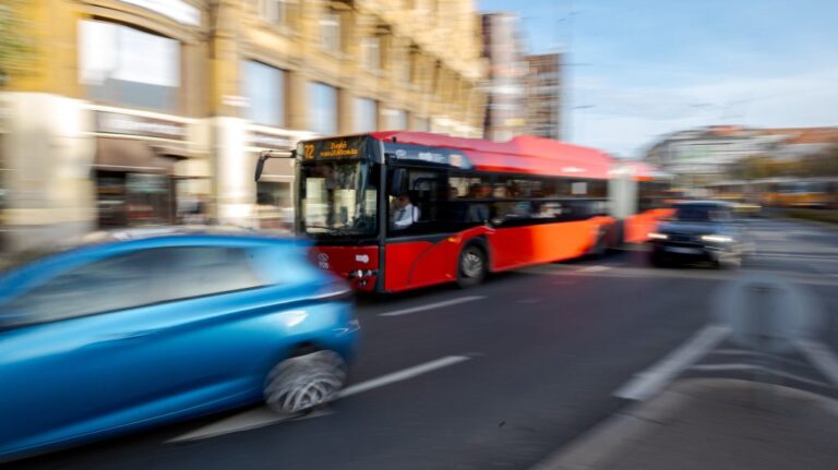 Így borítja fel az amerikai alelnök látogatása a tömegközlekedők életét