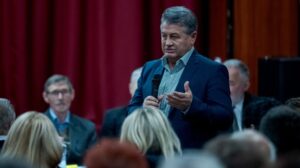 „A pofádat be fogom verni” – ezt kiabálta Tasó László, mert közpénztolvajnak nevezték