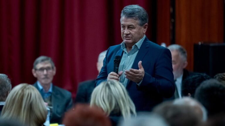 „A pofádat be fogom verni” – ezt kiabálta Tasó László, mert közpénztolvajnak nevezték