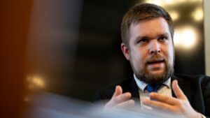 Rendőrök jelentek meg Pintér Bence győri polgármesternél, hogy helyi fideszes politikusokról kérdezzék