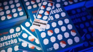 Utoljára a választás előtt: Pető Péter dedikálja a Leborotvált országot