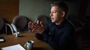 Magyar Péter: Orbán Gáspár a magyar politikai-gazdasági elit előtt arról beszélt, mik a tervei az oktatással, honvédelemmel, magyar futballal kapcsolatban