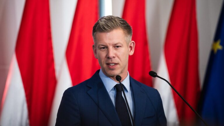 Magyar Péter: Több NER-es stróman számlája zárolásra került