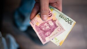 Húsvéthétfőn kicsit erősödött a forint