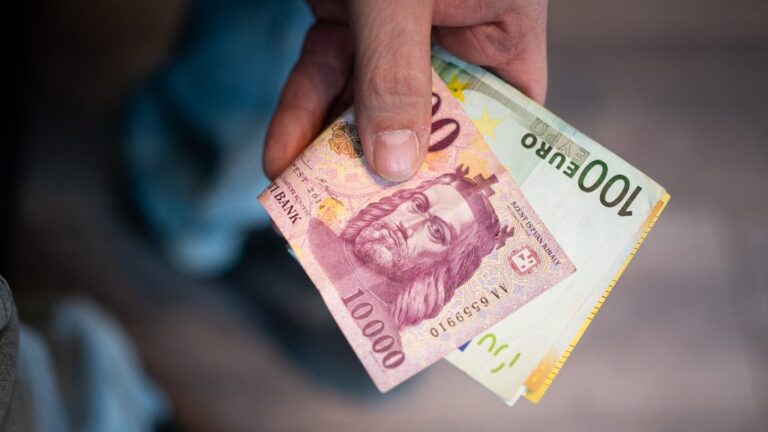 Húsvéthétfőn kicsit erősödött a forint