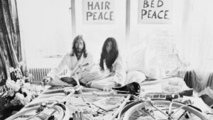 Két szerelmes az ágyban is rendszert bonthat, ha az egyik John Lennon – mire mentek a politikus koncertek?
