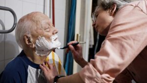 „Az egy dolog, hogy felvisszük neki a tejet és kenyeret, de mi adjuk a biztonságot” – a házi idősgondozás szépségei és nehézségei