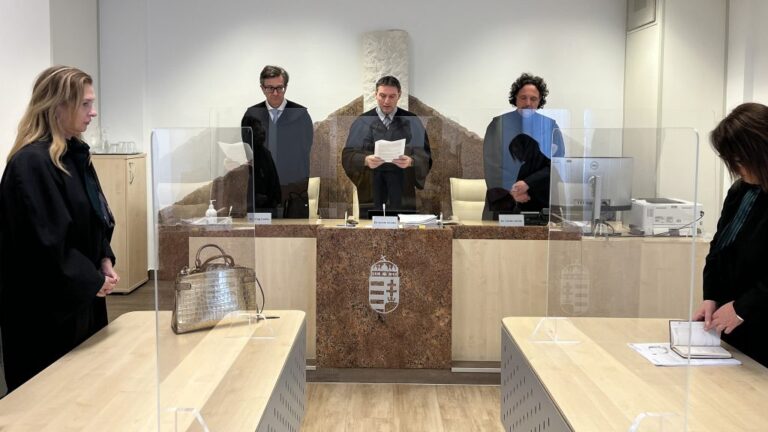 „Az életemet tették tönkre” – könnyeivel küszködve fogadta az ítéletet egy devizahiteles, aki 40 millió forintot kap vissza