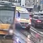 Megrázó videón, ahogy a szirénázó mentőautó elgázolja a villamos előtt átrohanó gyalogost Budapesten