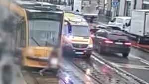 Megrázó videón, ahogy a szirénázó mentőautó elgázolja a villamos előtt átrohanó gyalogost Budapesten