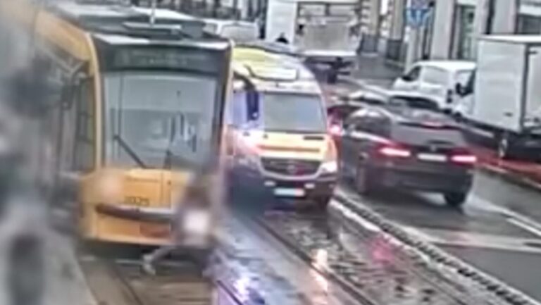 Megrázó videón, ahogy a szirénázó mentőautó elgázolja a villamos előtt átrohanó gyalogost Budapesten