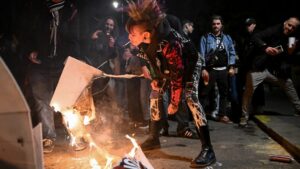 Zebrák, hős századosok és plakátégetés – a Rendszerbontó Nagykoncert képekben