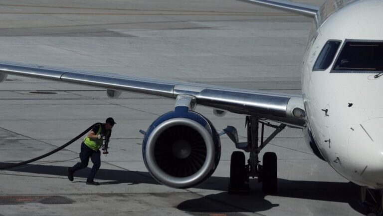 Nagyjából hat hétre elegendő repülőgép-üzemanyaga maradt Európának