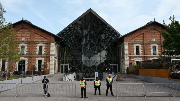 Drogkereső kutya fogadott minket a Fidesz eredményváróján