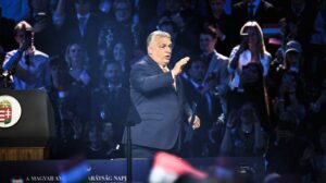 Vance: A választáson arról döntenek, hogy Szent Istvánt követik-e