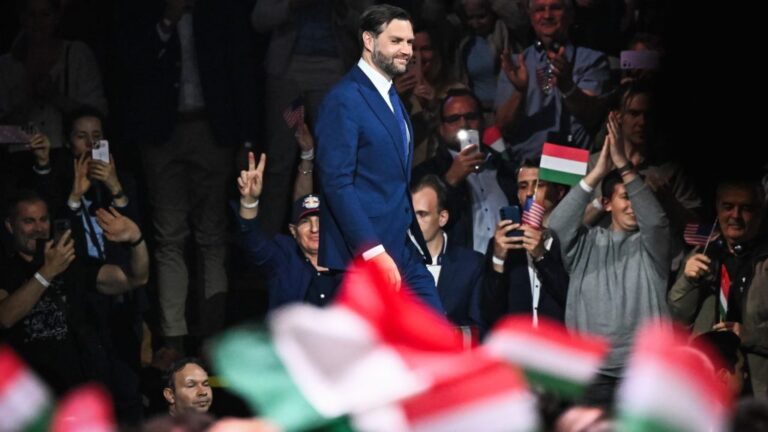 Vance nem akarja megmondani, kire szavazzanak a magyarok, de…