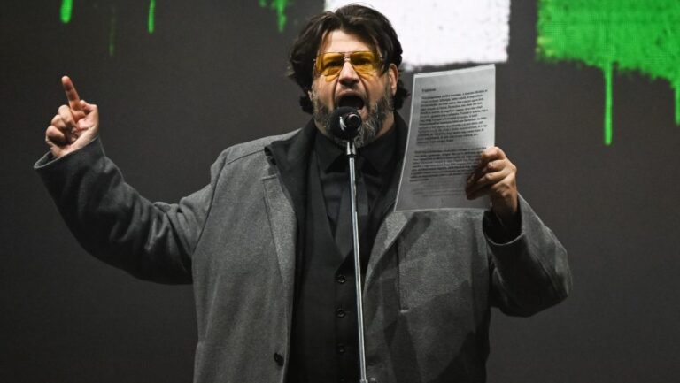 „Nem számít, mi volt a parancs, soha többé vodka narancs!” – Puzsér Róbert a színpadon