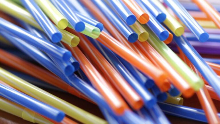 Megnyalt egy szívószálat, majd visszarakta az italautomatába – akár 2 évre is börtönbe küldhetik a Szingapúrban tanuló francia tinédzsert