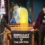 Megdobálták a brit koronaékszereket, bíróság elé kell állniuk