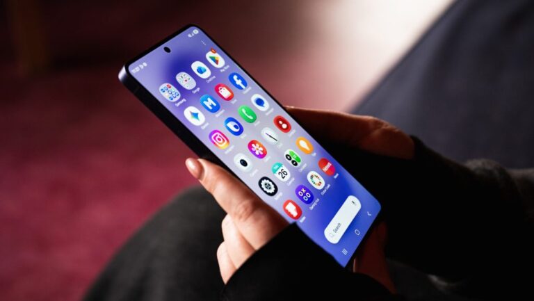 Az emberek legalább fele pillant rá idegenek telefonjára, mutatjuk, mit láthatnak a legtöbbször