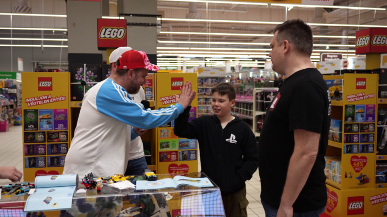 „Férfias munka volt”! Felépítettünk egy kamiont egy áruházban