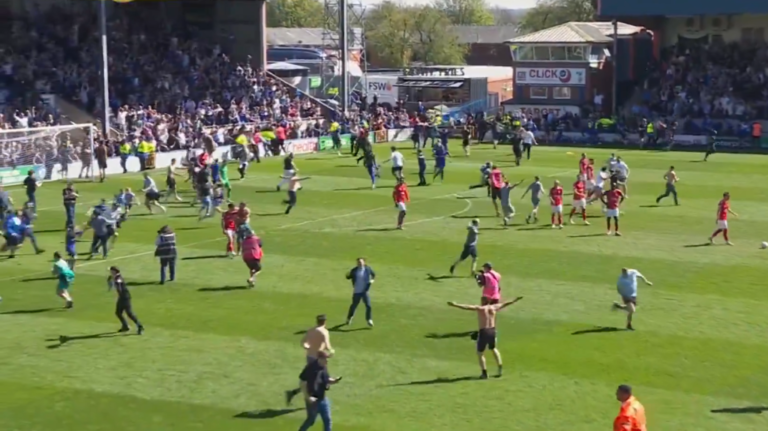 Beszaladtak a pályára ünnepelni a drukkerek, de egy perccel később elúszott a feljutásuk